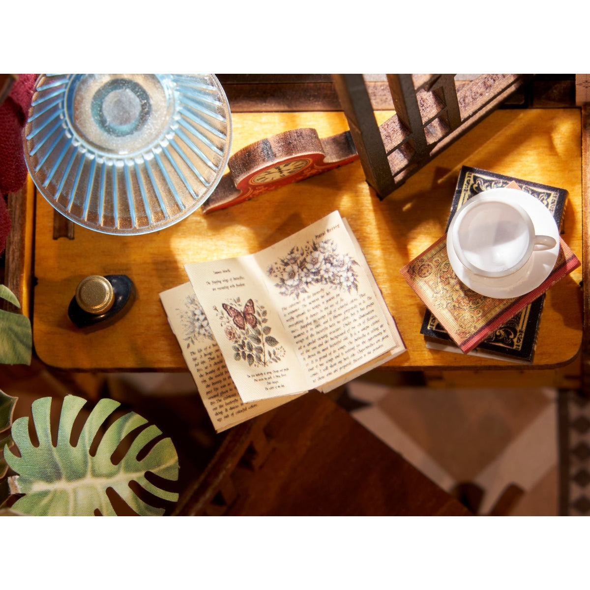 Gelber Schreibtisch mit Mini-Accessoires im Rolife Book Nook Bausatz