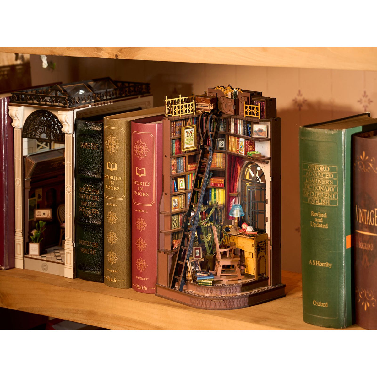 Bücherstütze Bausatz Silent Corner Study zwischen echten Büchern im Regal