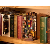 Bücherstütze Bausatz Silent Corner Study zwischen echten Büchern im Regal