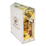 Book Nook Bausatz Sunshine Town von Rolife, fertige Miniaturgasse mit LED-Beleuchtung