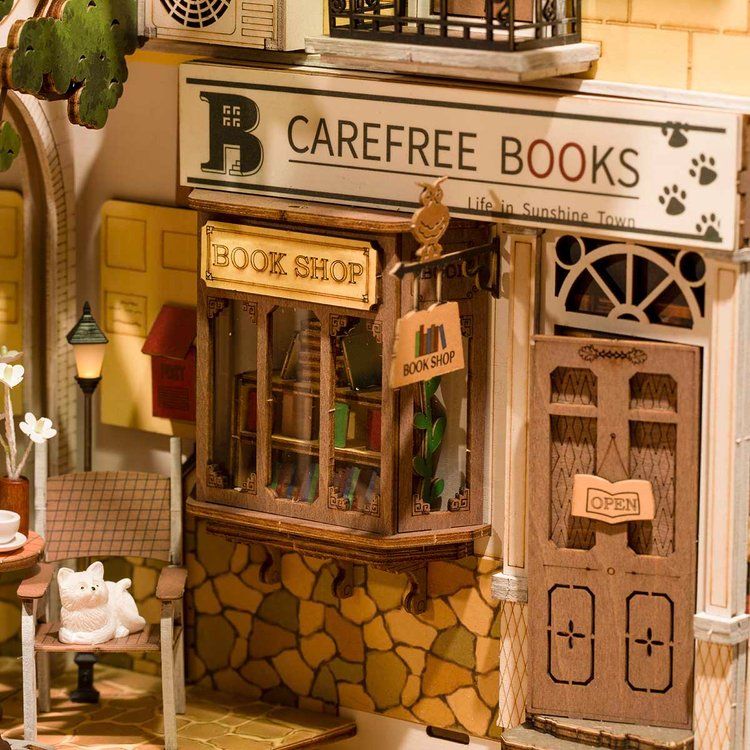 Book Nook Bausatz Sunshine Town im Aufbau, Holzteile zusammengesetzt
