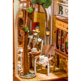 Book Nook Sunshine Town TGB02-B Frontansicht der beleuchteten Miniaturgasse