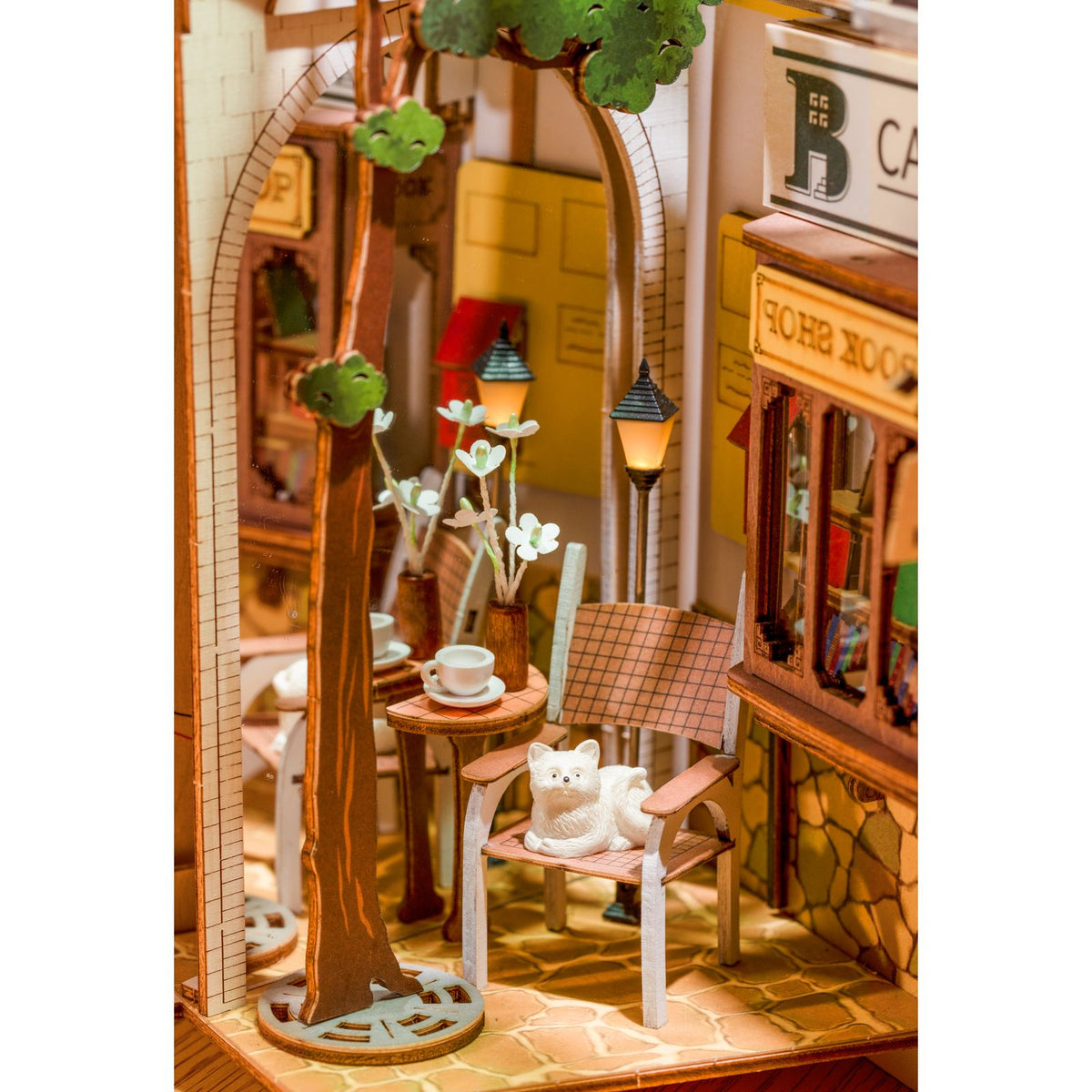 Book Nook Sunshine Town TGB02-B Frontansicht der beleuchteten Miniaturgasse