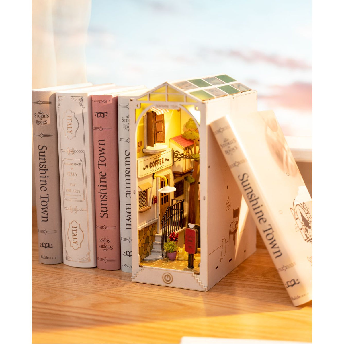 Rolife Miniatur Bausatz Sunshine Town mit leuchtendem Laternenpfahl am Abend