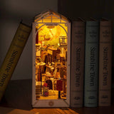 Rolife Miniatur Haus Bausatz Sunshine Town als Deko im Bücherregal