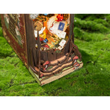 Alice im Wunderland Book Nook mit fallender Alice, Teeservice und Spielkarten