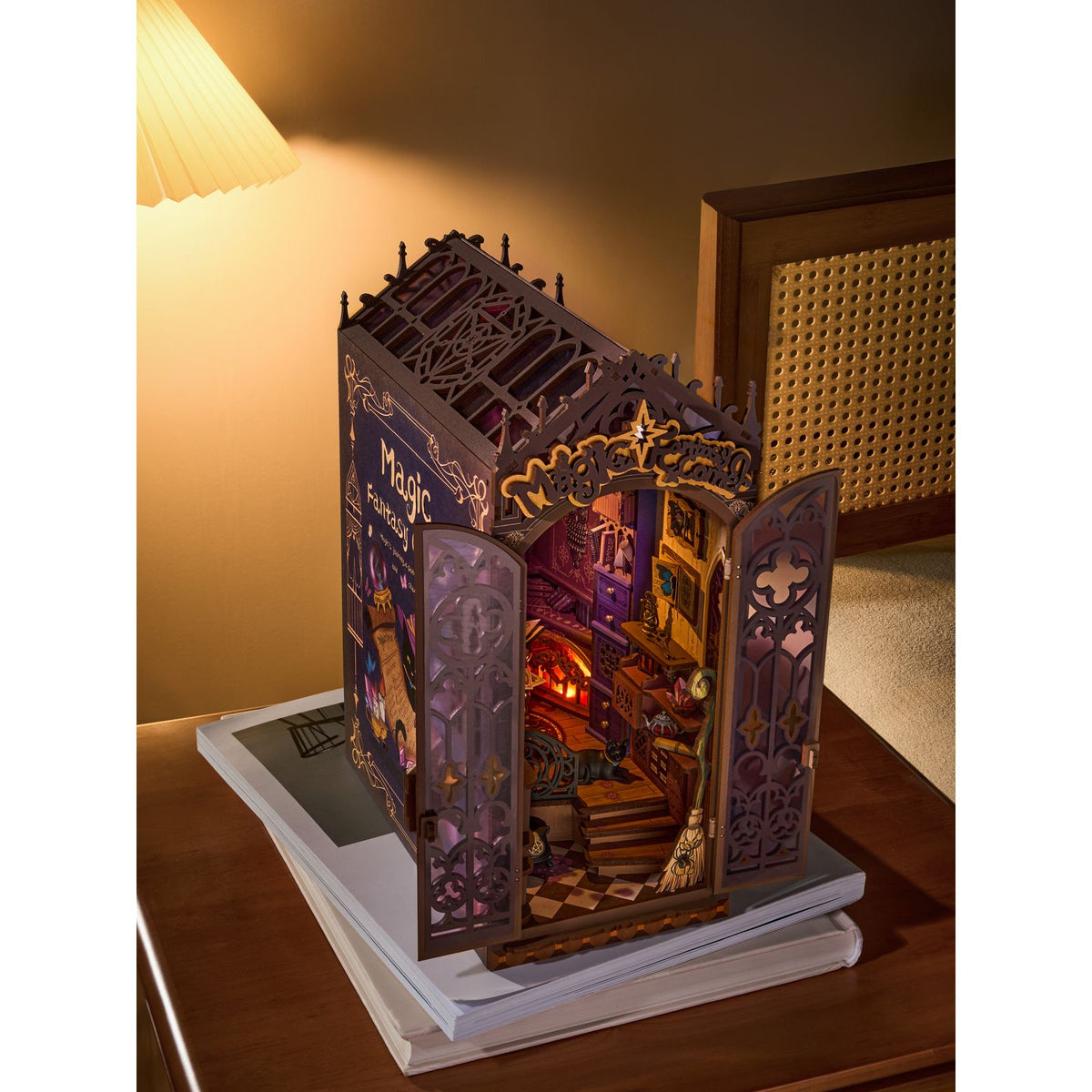 Miniaturhaus Bausatz Magic Fantasy Corner mit geöffneten Türen
