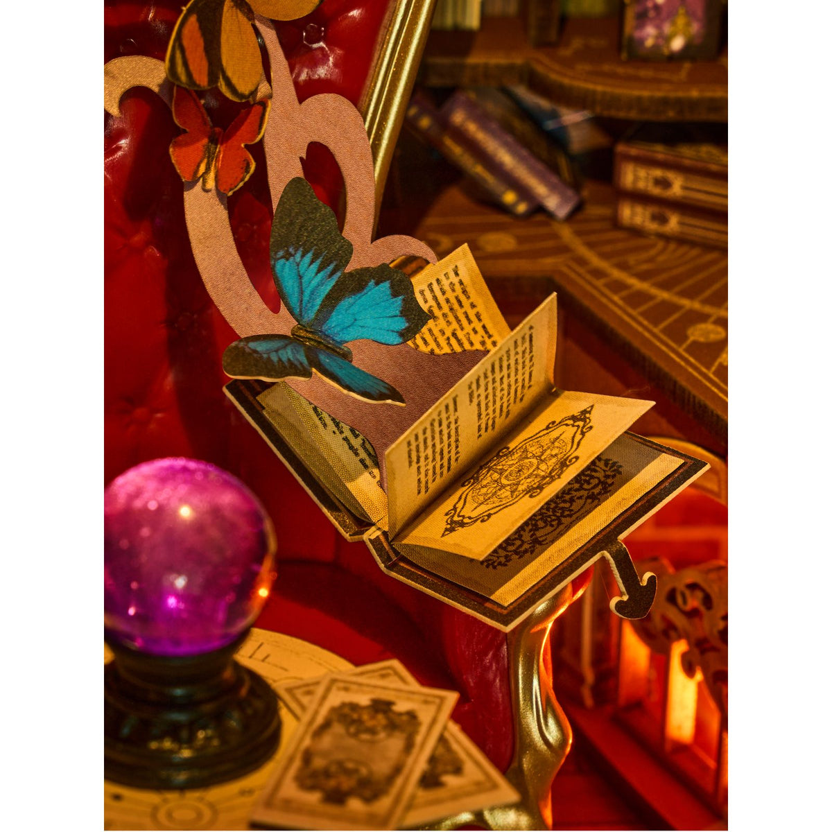 Rolife Miniatur Bausatz Magic Fantasy Corner als Regaleinsatz zwischen Büchern