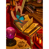 Rolife Miniatur Bausatz Magic Fantasy Corner als Regaleinsatz zwischen Büchern