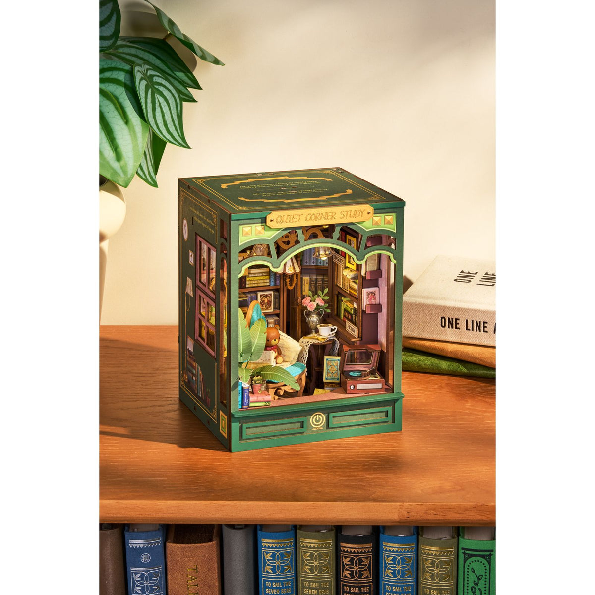 Rolife Quiet Corner Study TGE03 Book Nook aus Holz in der Frontansicht