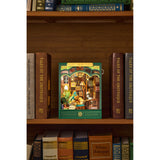 Quiet Corner Study Book Nook mit beleuchtetem Kronleuchter