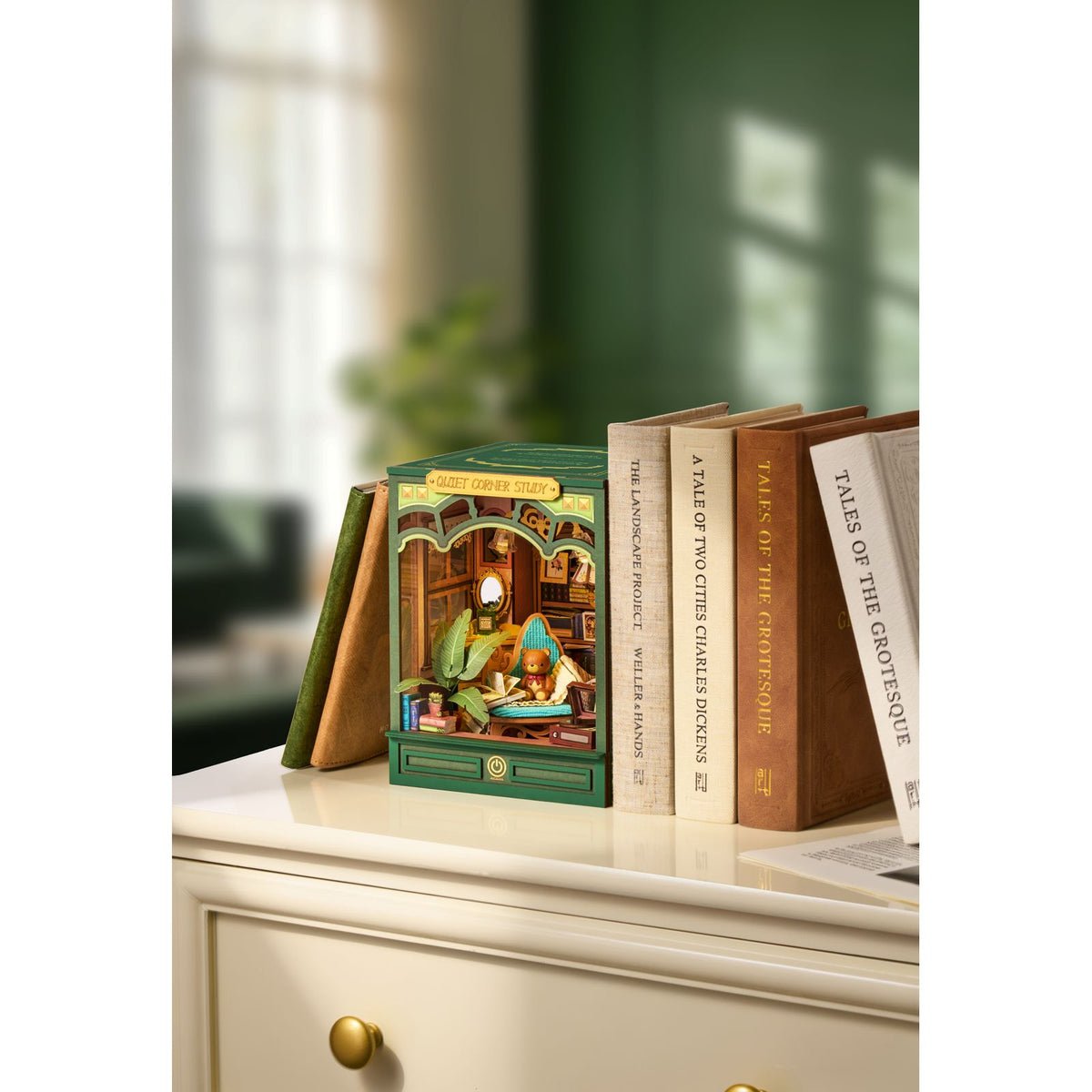 Miniatur Bausatz Quiet Corner Study zwischen Büchern im Regal