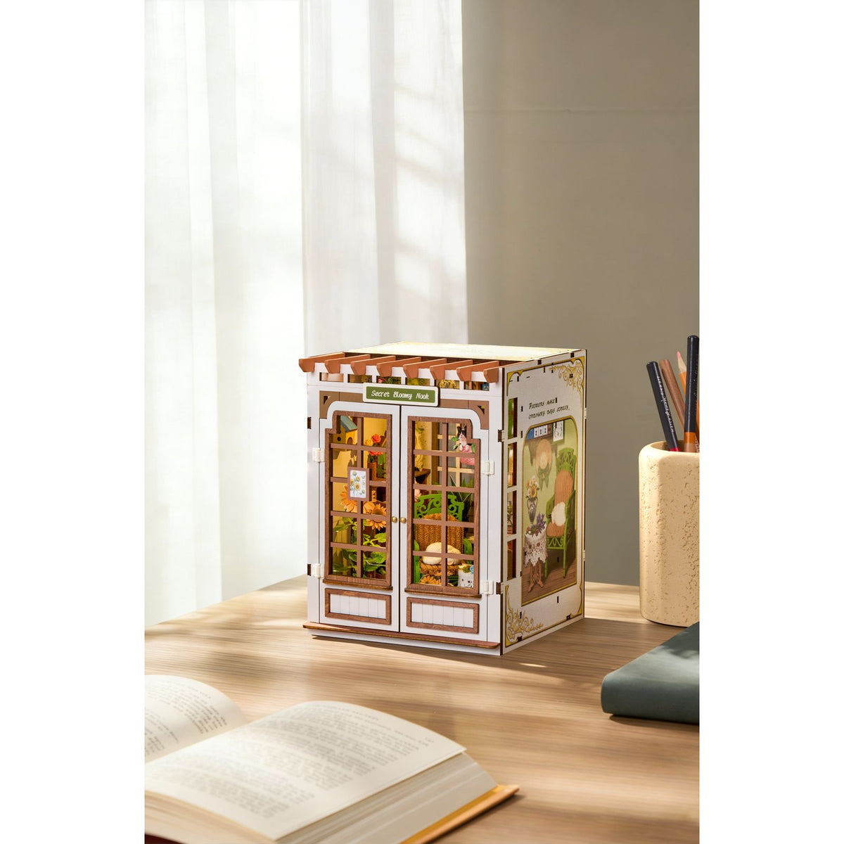 Rolife Secret Bloomy Nook TGE04 Frontansicht mit Rundbogenfenster