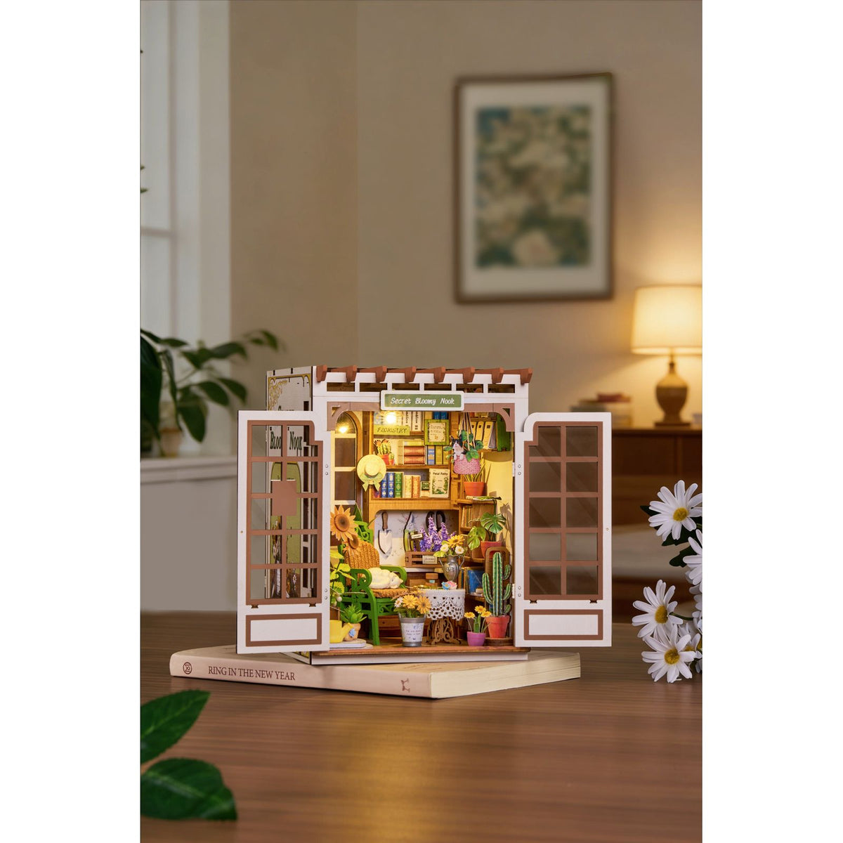 Secret Bloomy Nook Book Nook Holzbausatz mit geöffneten Türen