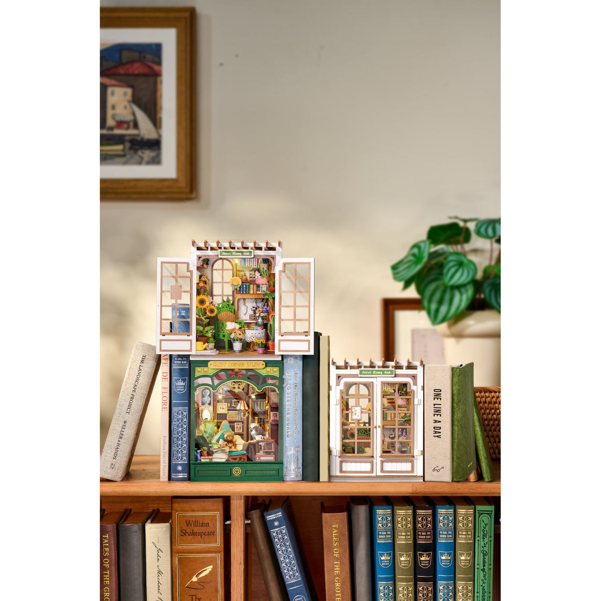 Gartengeräte und Sonnenhut im Miniatur-Gewächshaus Secret Bloomy Nook
