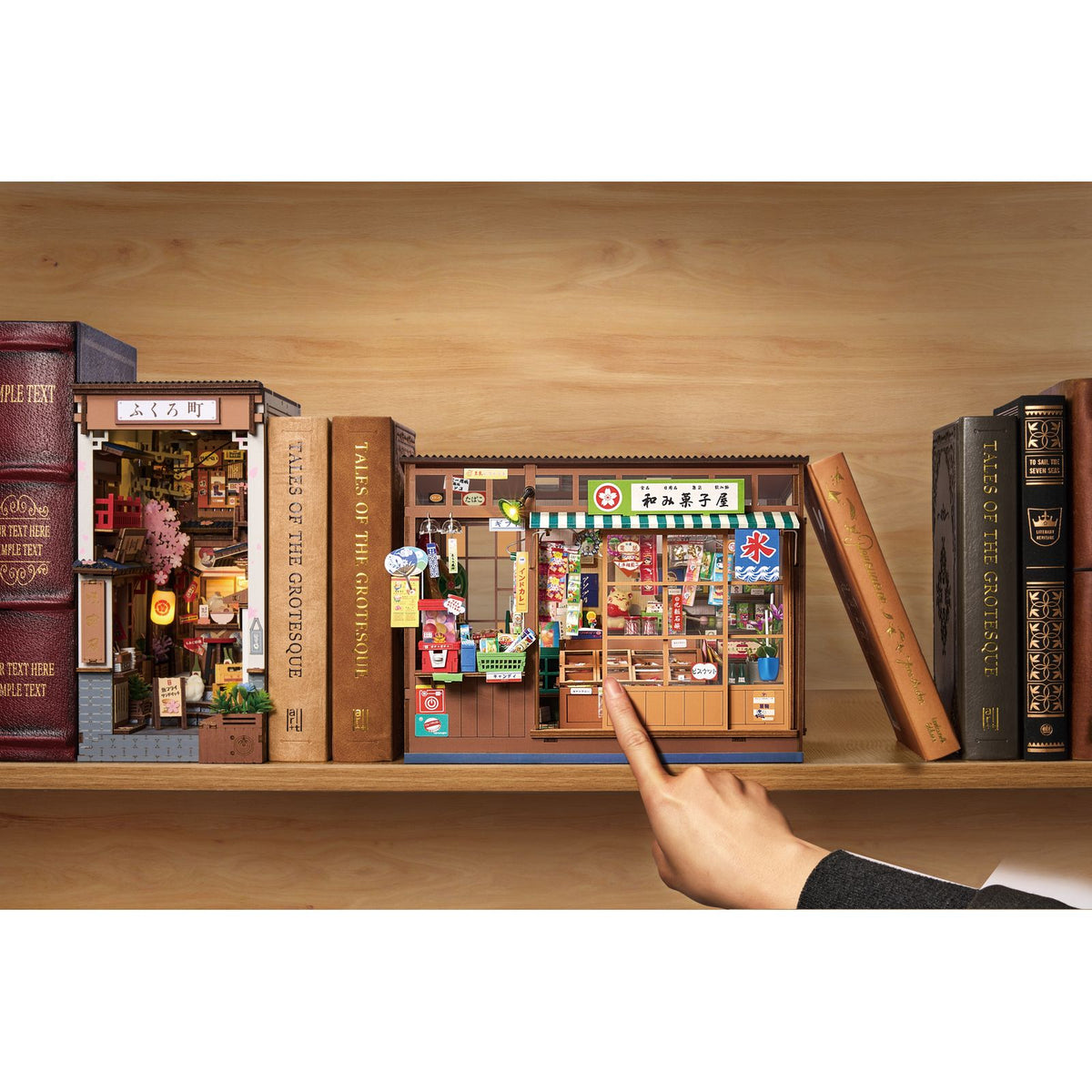Rolife Nostalgic Corner Shop Book Nook Bausatz mit Ladenfassade, Schaufenstern und Markisen