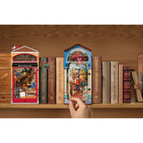 Rolife Book Nook Bausatz Treasure Toy Shop TGB23 als fertiger Spielzeugladen im Bücherregal