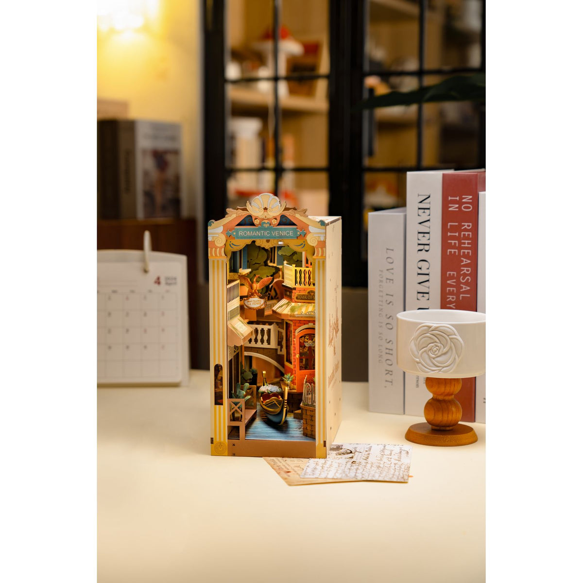 Rolife Book Nook Bausatz Holz Venedig als Geschenk für Bücherfreunde