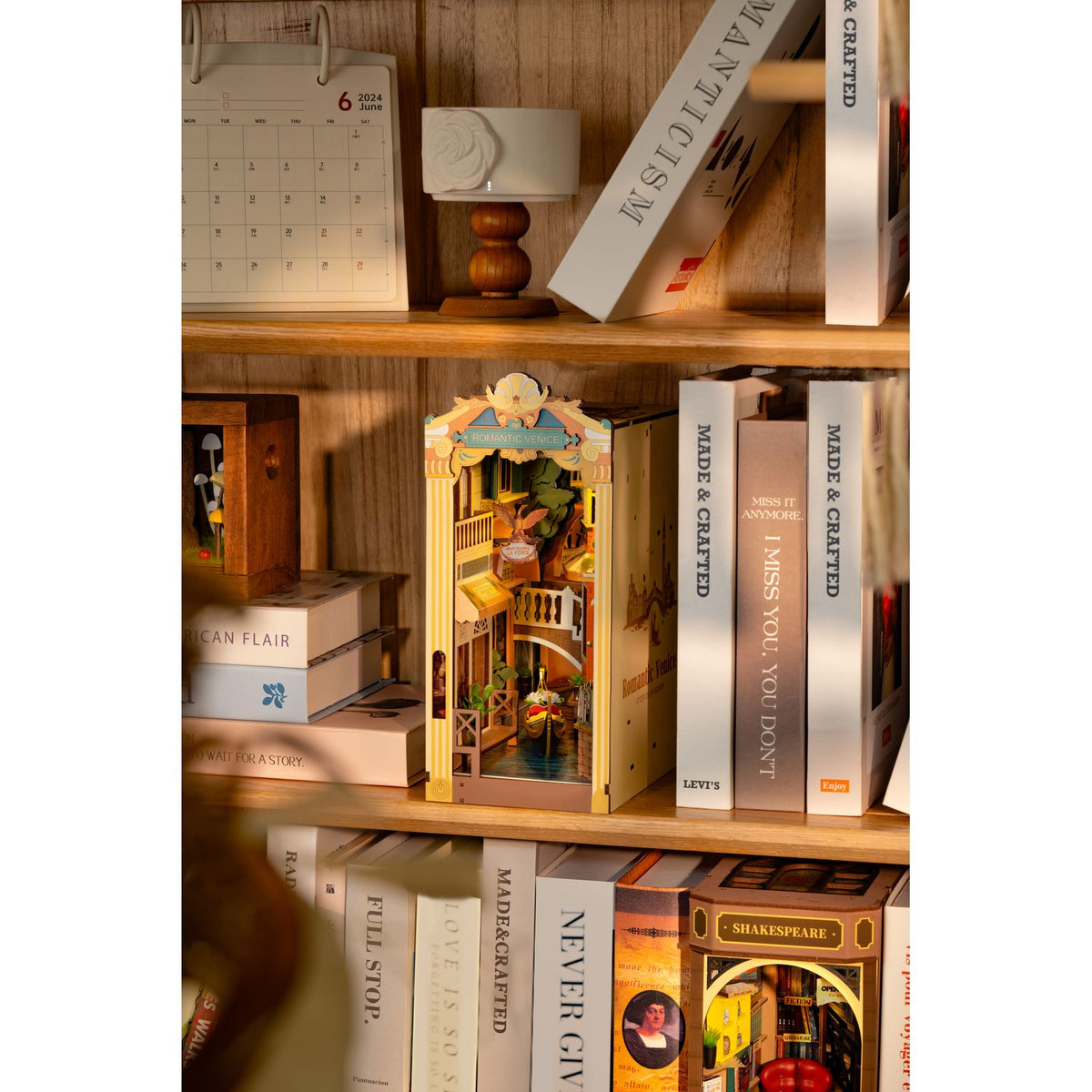 Maße des Rolife Romantic Venice Book Nooks: 17,8 × 10,8 × 24,4 cm