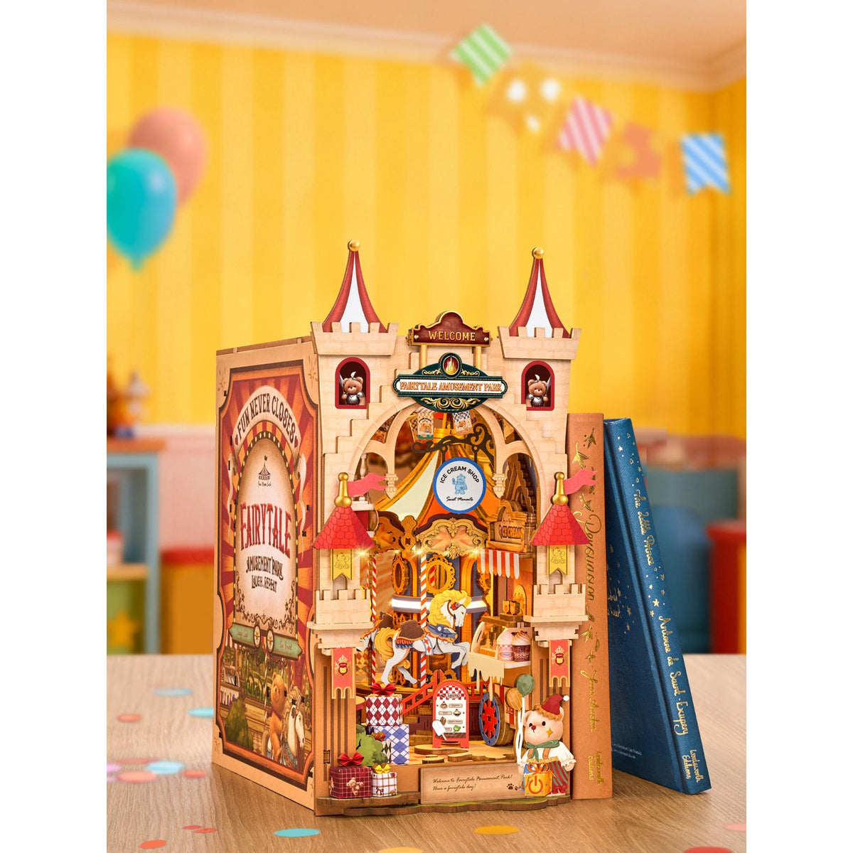 Rolife Fairytale Amusement Park Book Nook beleuchtet mit warmem Licht im Regal