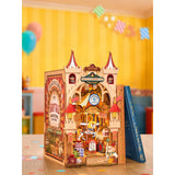 Rolife Fairytale Amusement Park Book Nook beleuchtet mit warmem Licht im Regal