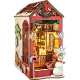 Weihnachtlicher Book Nook mit geschmücktem Weihnachtsbaum und goldenem Stern