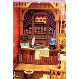 Schwebende Gießkanne und fliegender Besen am Book Nook Bausatz Whisper Magic Shop