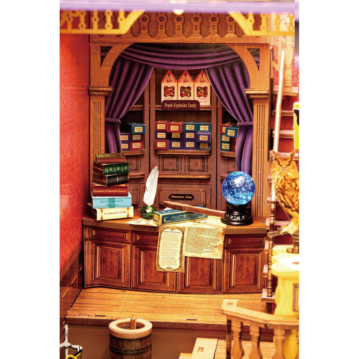 Schwebende Gießkanne und fliegender Besen am Book Nook Bausatz Whisper Magic Shop