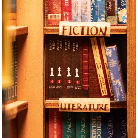 Miniatur-Bücherregal im Rolife Book Nook Bookstore mit vielen Details