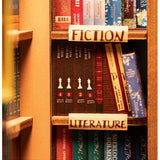 Miniatur-Bücherregal im Rolife Book Nook Bookstore mit vielen Details