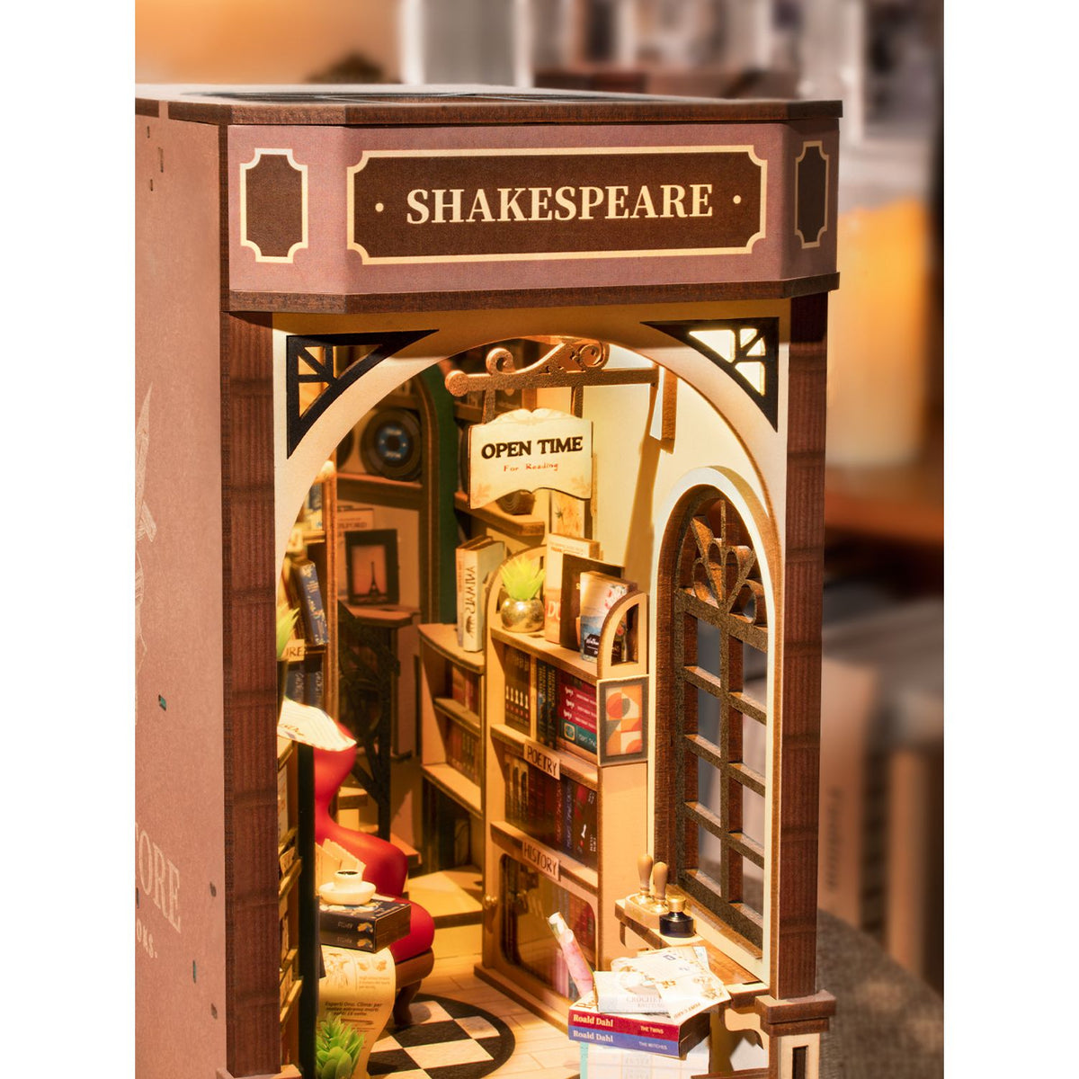 Rolife Book Nook Bookstore zwischen echten Büchern im Bücherregal