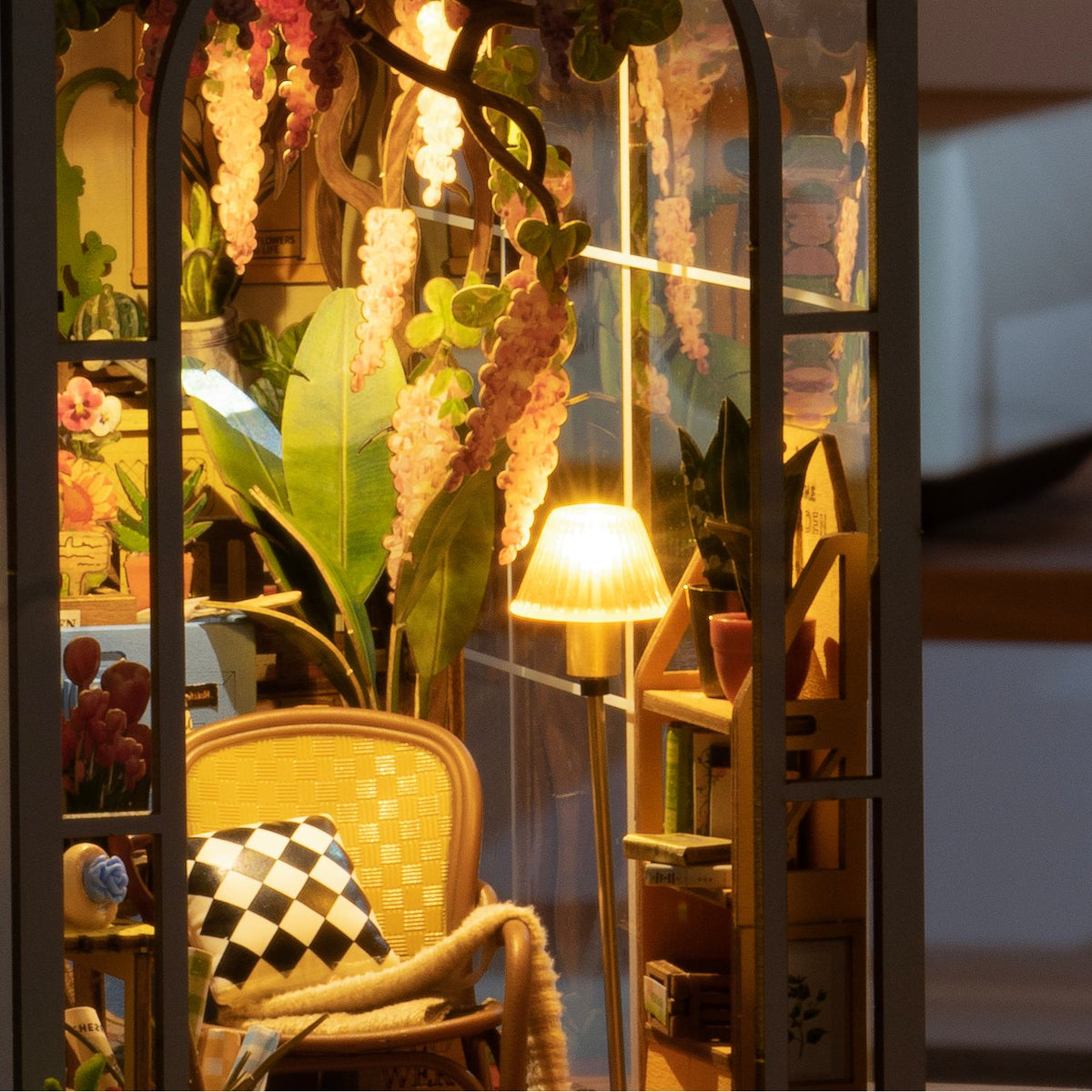 Rolife Book Nook Gartenhaus als Deko in der Vitrine