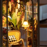 Rolife Book Nook Gartenhaus als Deko in der Vitrine