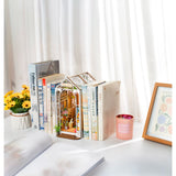 Book Nook Gartenhaus Detail: Schaukelstuhl mit kariertem Kissen