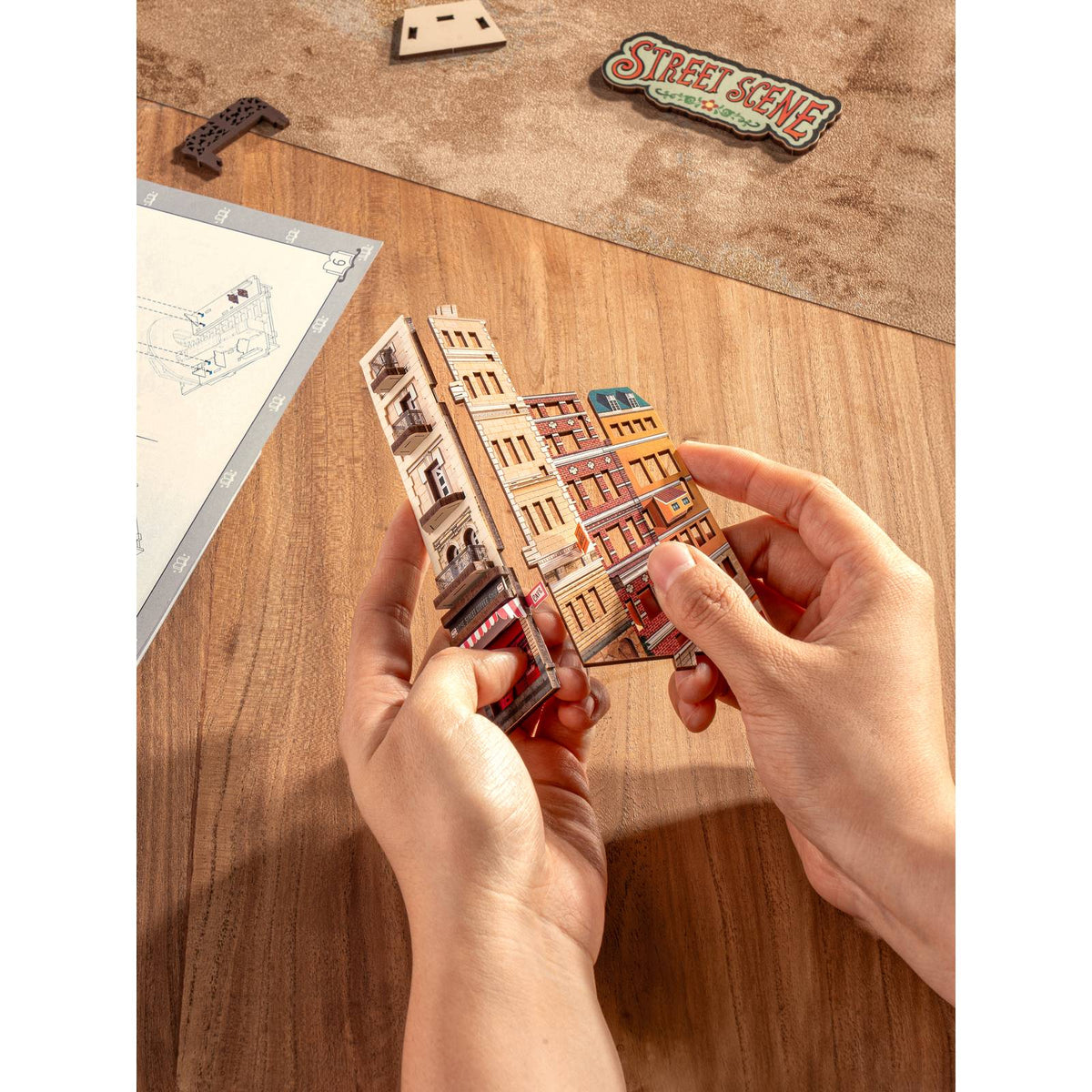 Rolife Book Nook Street Scene mit transparenter Staubschutzplatte