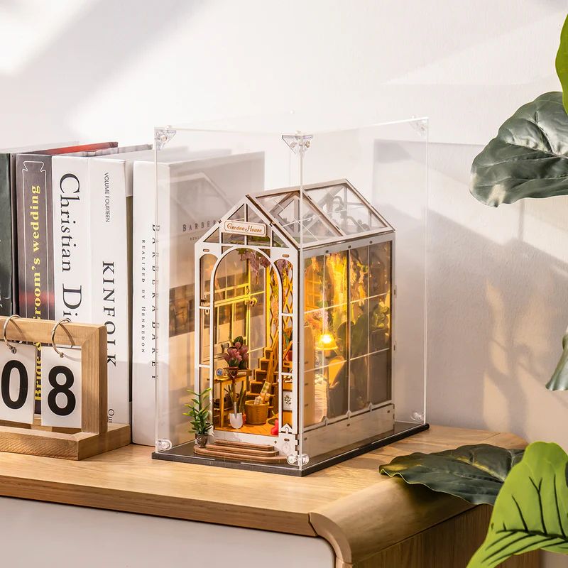 Rolife Miniatur Vitrine WD1001 schützt den Book Nook im Bücherregal vor Staub