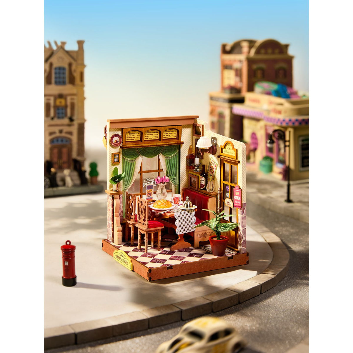 Miniaturhaus Bistro mit Bank und zwei verzierten Stühlen aus dem Rolife Bausatz DS053