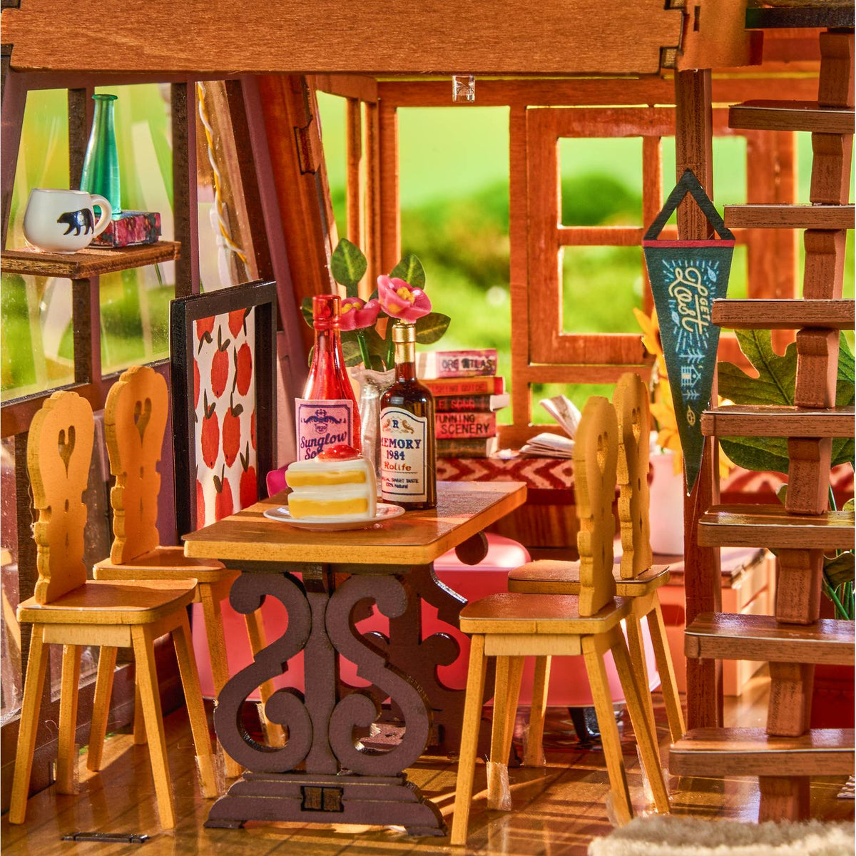 A-Frame Cabin DG181 – gedeckter Tisch mit Törtchen und Weinflasche im Erdgeschoss