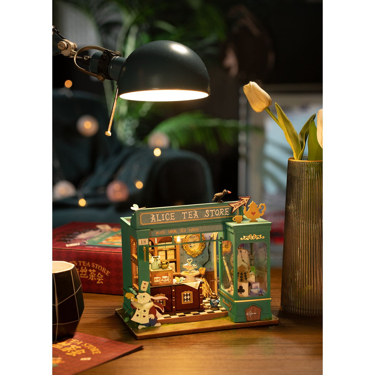 Miniaturhaus Bausatz für Erwachsene: Alice's Tea Store von Rolife in der Frontansicht