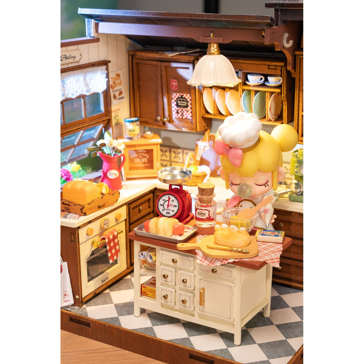 Miniaturhaus Backküche mit geöffnetem Kühlschrank und kleinen Schachteln im Gefrierfach