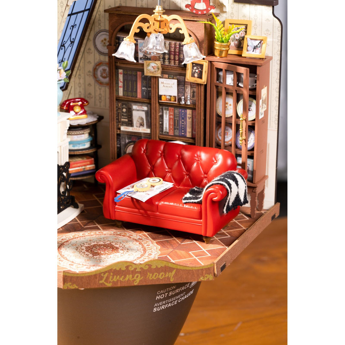 Miniaturhaus Wohnzimmer unter Glasglocke als Deko-Idee fürs Regal