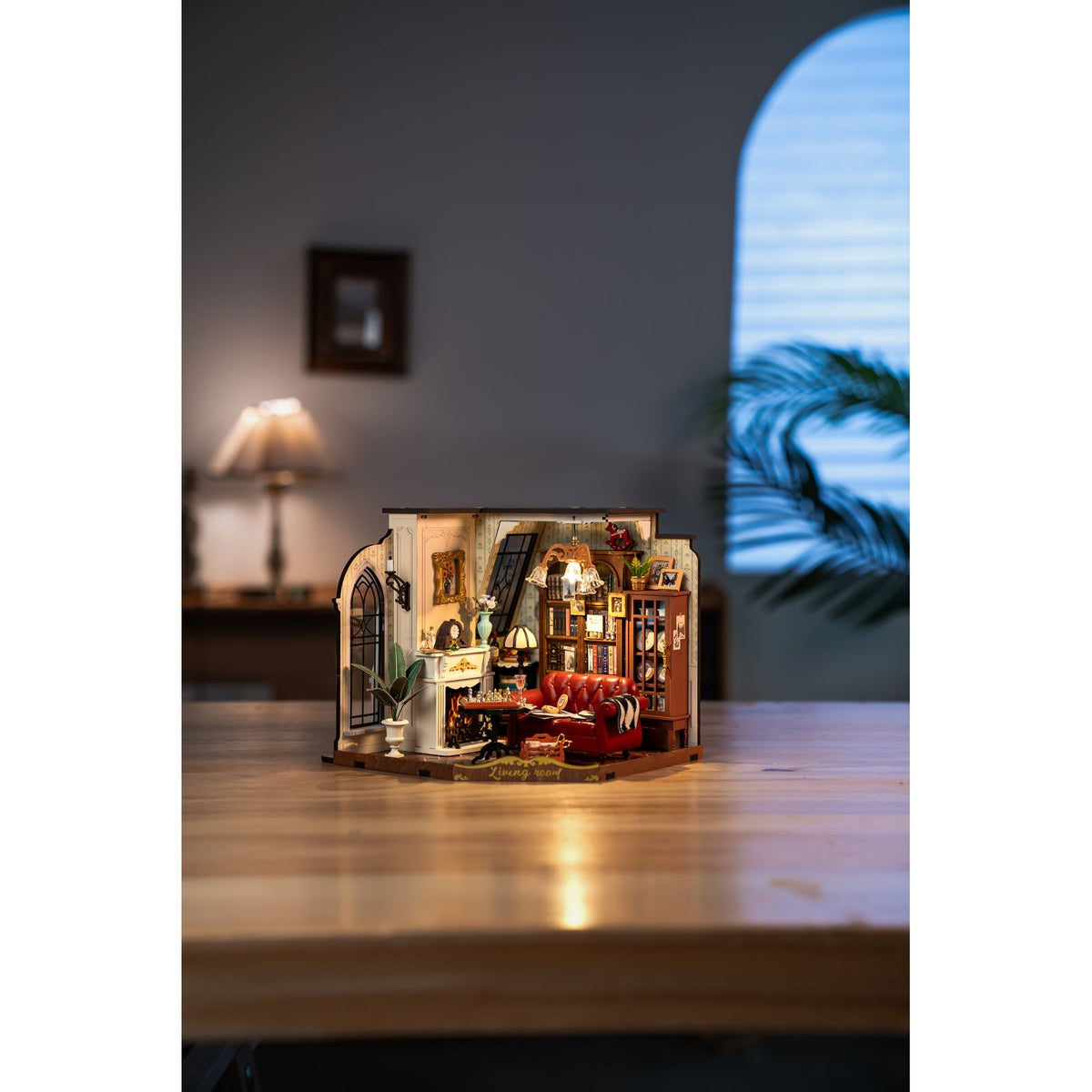 Zeitschriftenhalter und Glas Wein auf dem Tisch im Miniaturhaus DG175