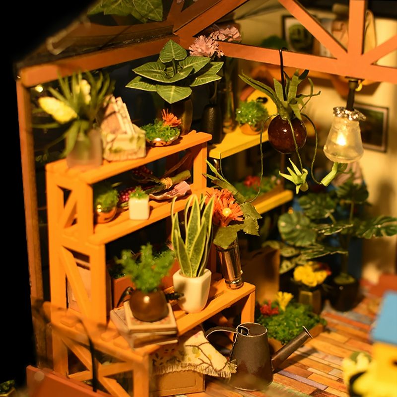 Rolife Blumenhaus Innenansicht mit Pflanzen, Vasen und Blumenregalen