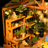 Rolife Blumenhaus Innenansicht mit Pflanzen, Vasen und Blumenregalen