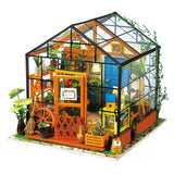 Detailaufnahme Gartenwerkzeug, Spaten und Besen im Rolife Miniaturhaus