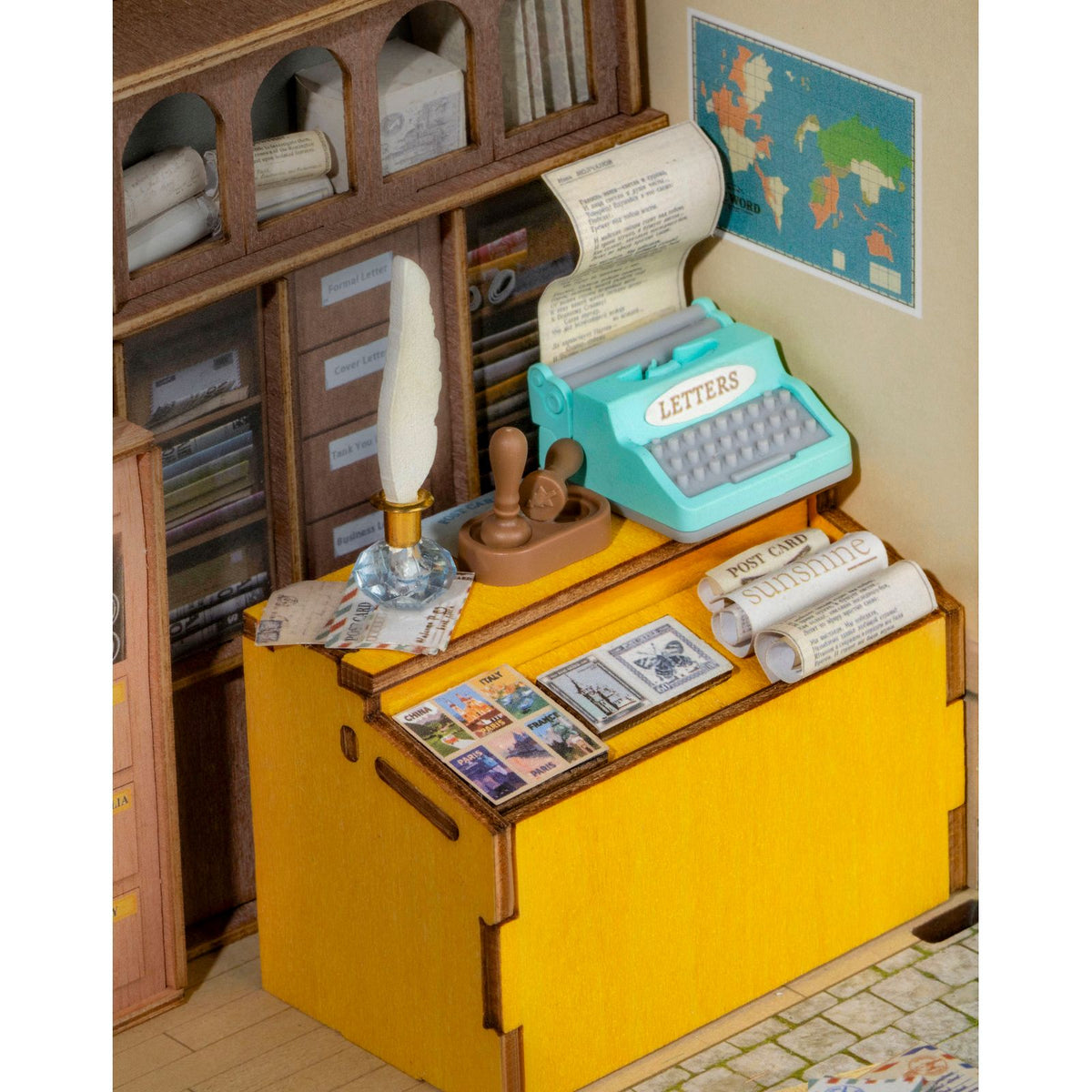 Rolife Postamt Miniaturhaus im Größenvergleich, 9,5 × 9,5 × 12 cm