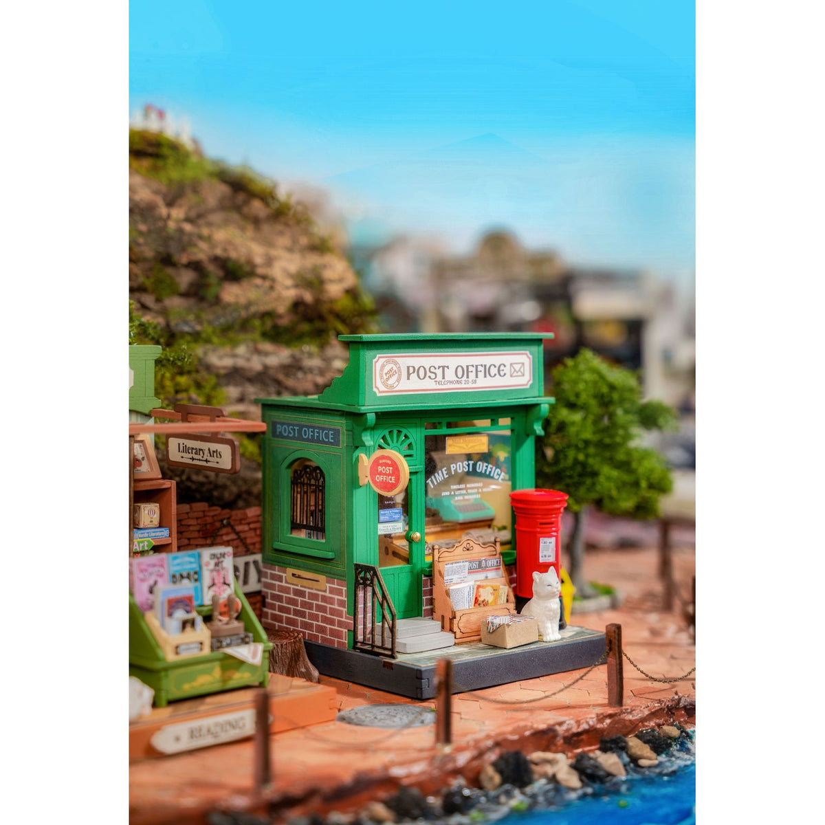 Seitenansicht des Rolife DIY Century Post Office Miniaturhauses