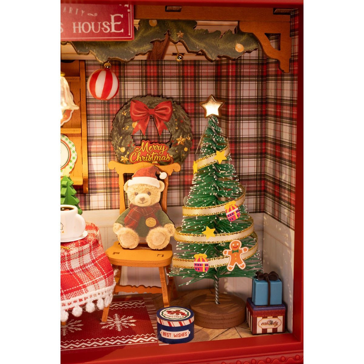 Detailansicht Geschirrschrank, Teppich und Weihnachtskranz im Diorama Bausatz Weihnachten