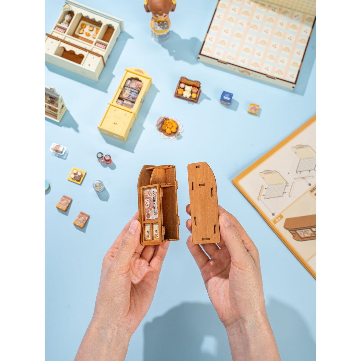 Theke mit Keksen, Brezeln und kleinen Geschenkschachteln im Rolife Miniaturhaus