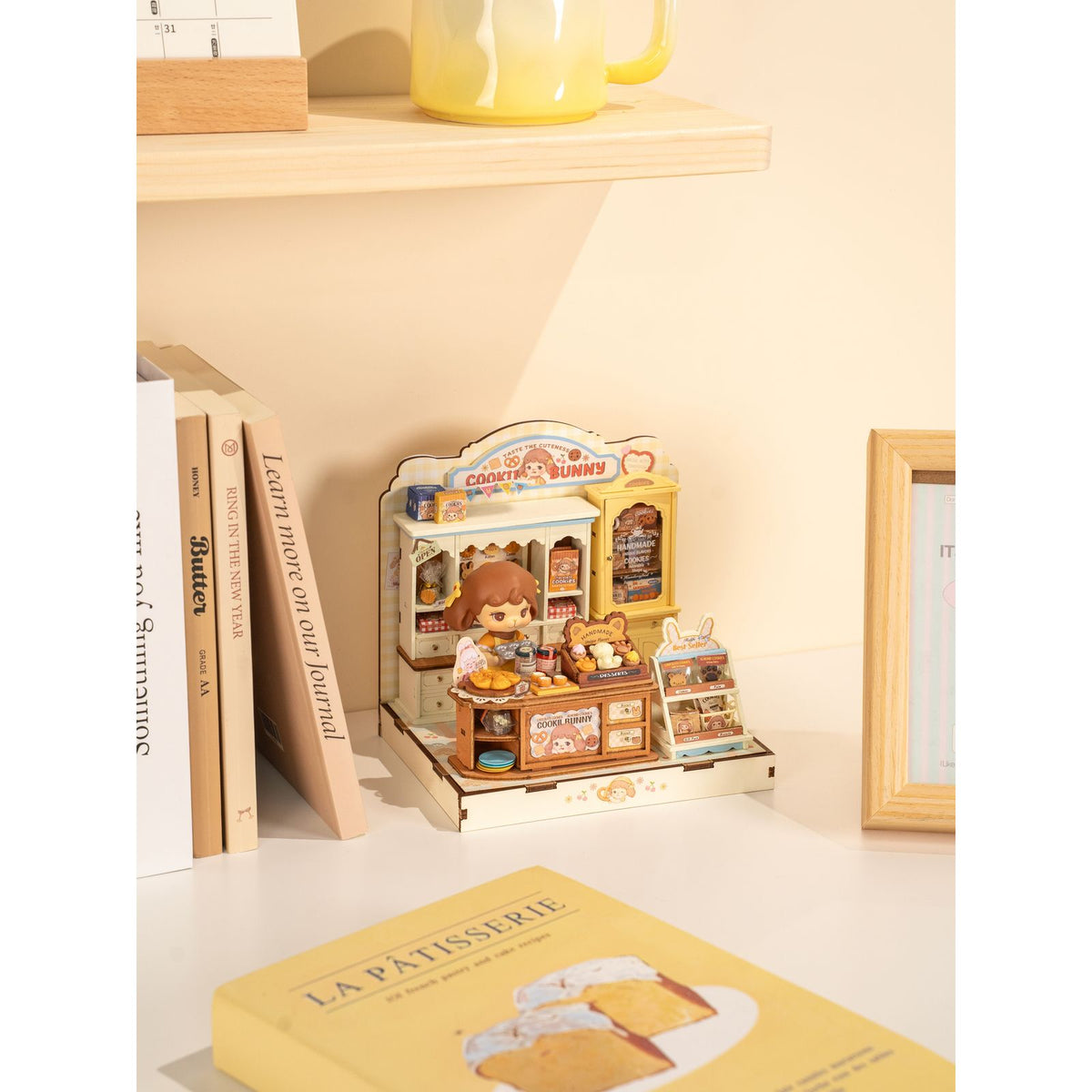 Gelber Schrank mit Gitterfenster und offener Vintage-Schrank im Cookie Shop